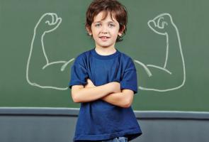 jongen voor schoolbord